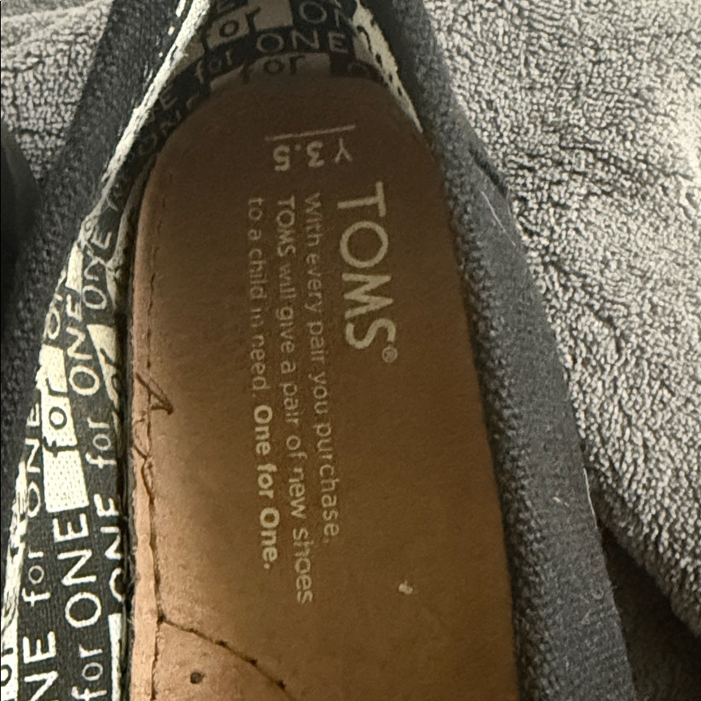 Toms - Picture 3 of 5